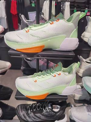 安踏男生篮球鞋碳板低帮黑蓝