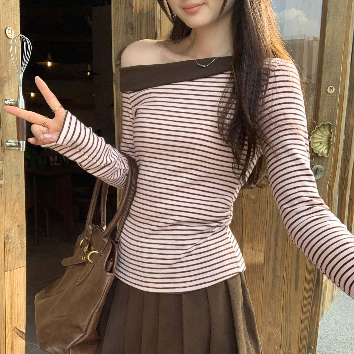 韩式慵懒撞色拼接斜肩长袖T恤女2025秋新款高级感条纹打底衫上衣