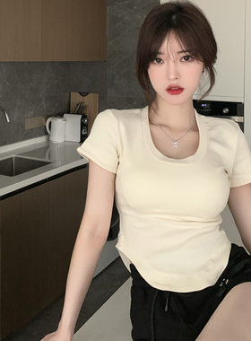奶甜修身性感心机纯欲风T恤夏奶黄色圆领辣妹纯棉短款上衣短袖女