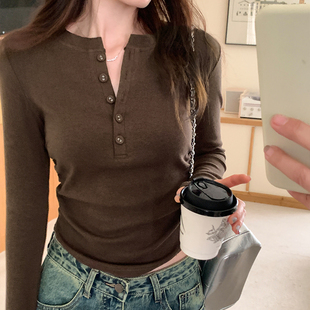 欧货圆领纽扣长袖打底T恤女2026秋冬设计感百搭显瘦纯色别致上衣