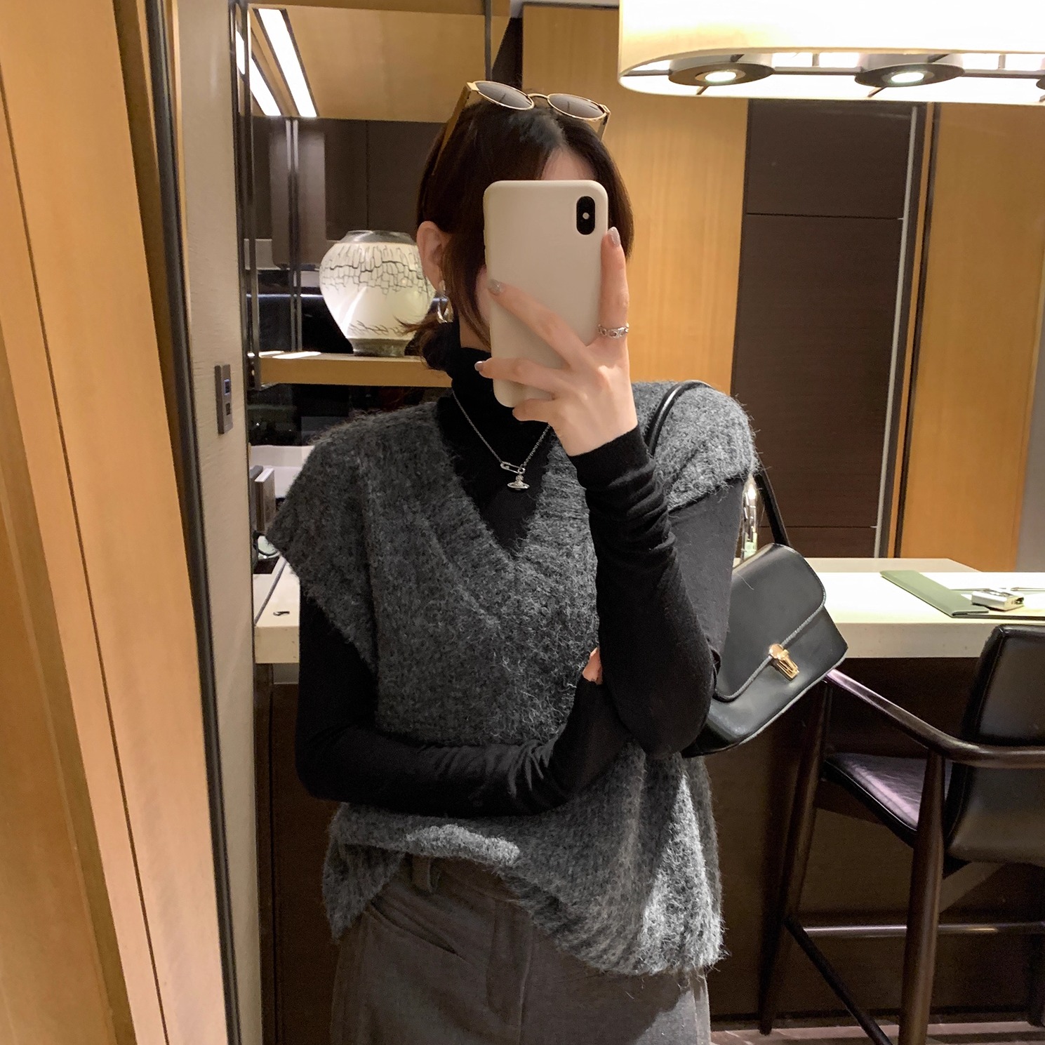 极简穿搭灰色V领针织马甲毛衣女秋冬2025新款高级感气质叠穿上衣