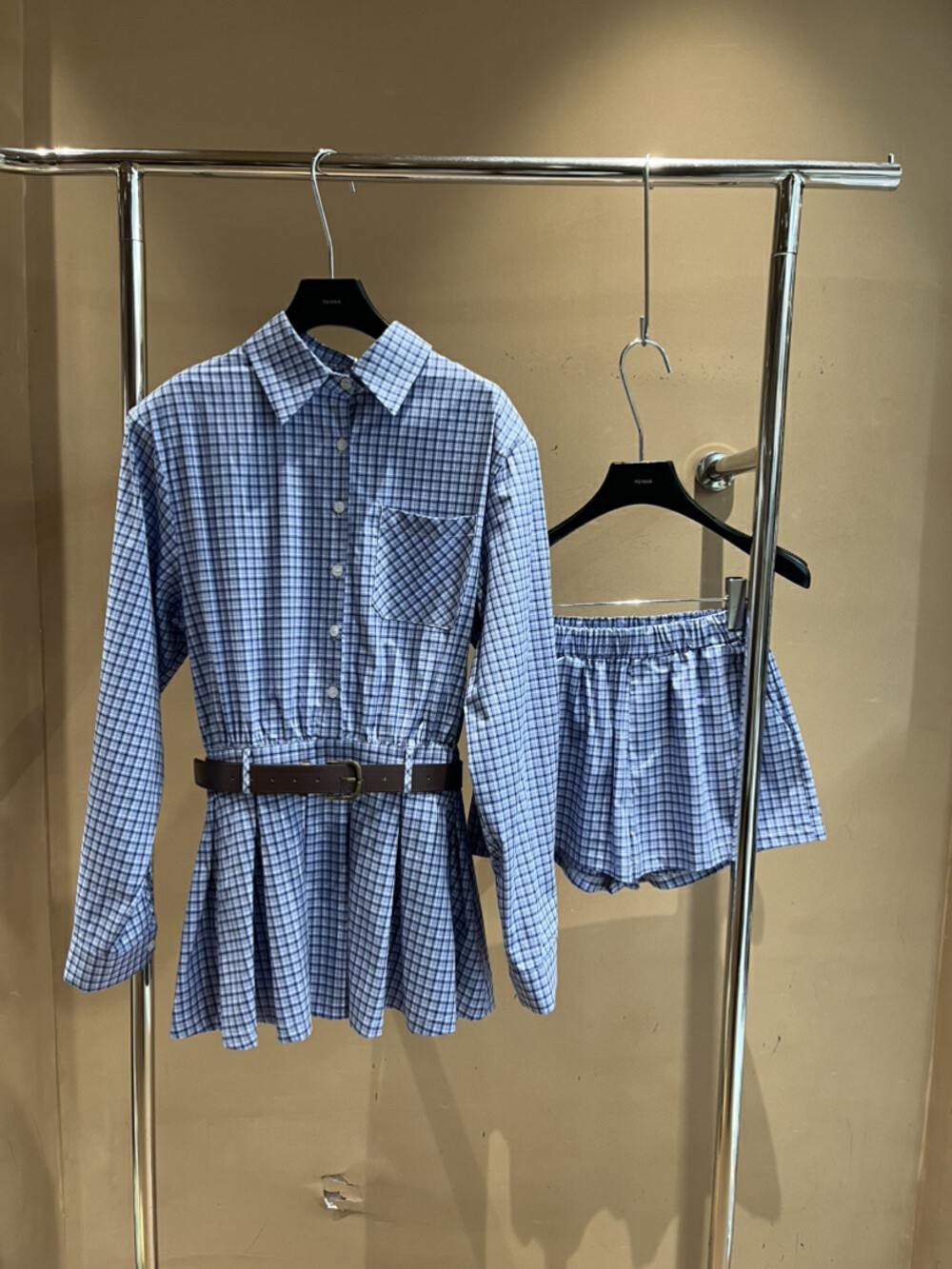 配皮带学院风时髦套装蓝色格子长袖衬衫百褶连衣裙+短裤两件套女