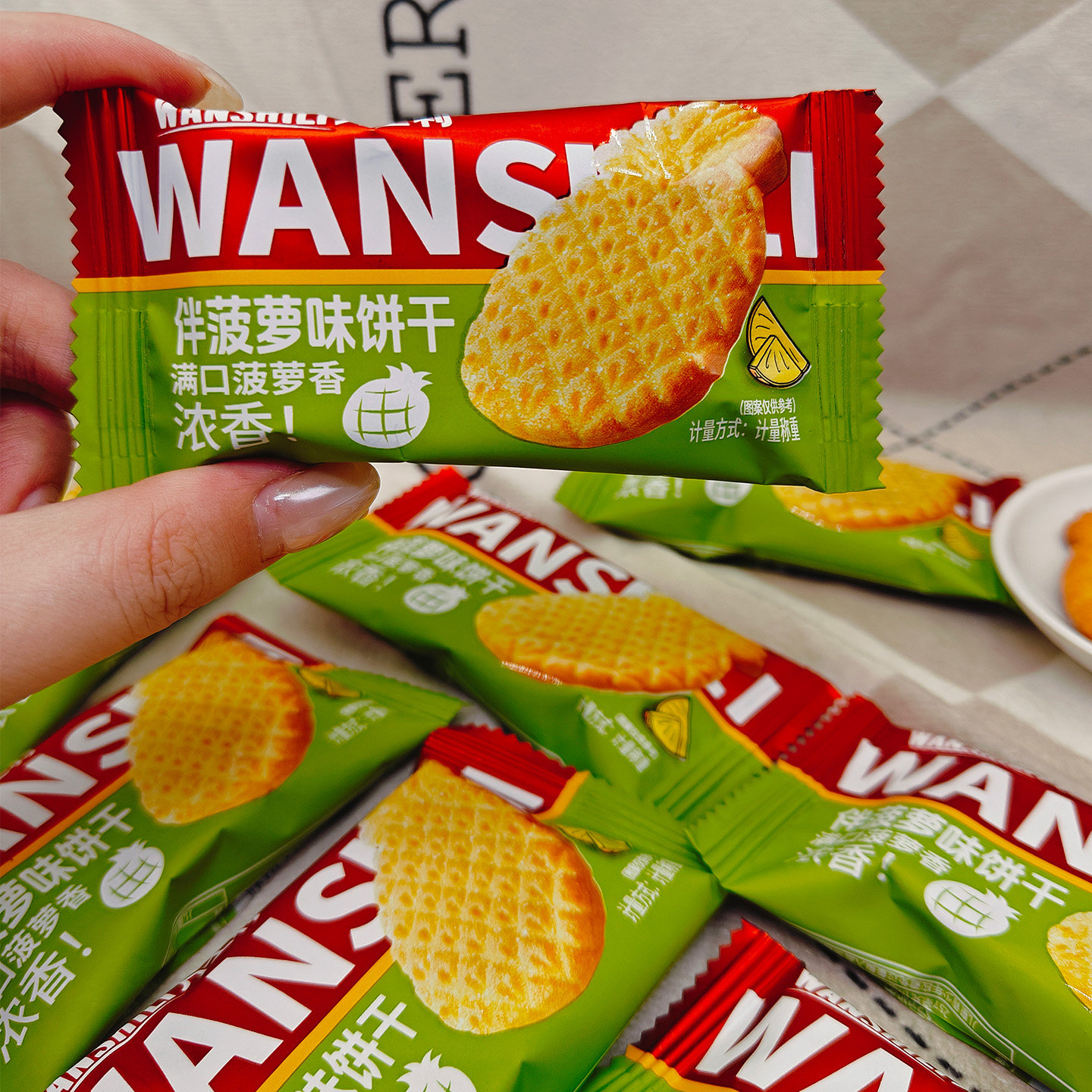 万士利伴菠萝味饼干散装间点零食