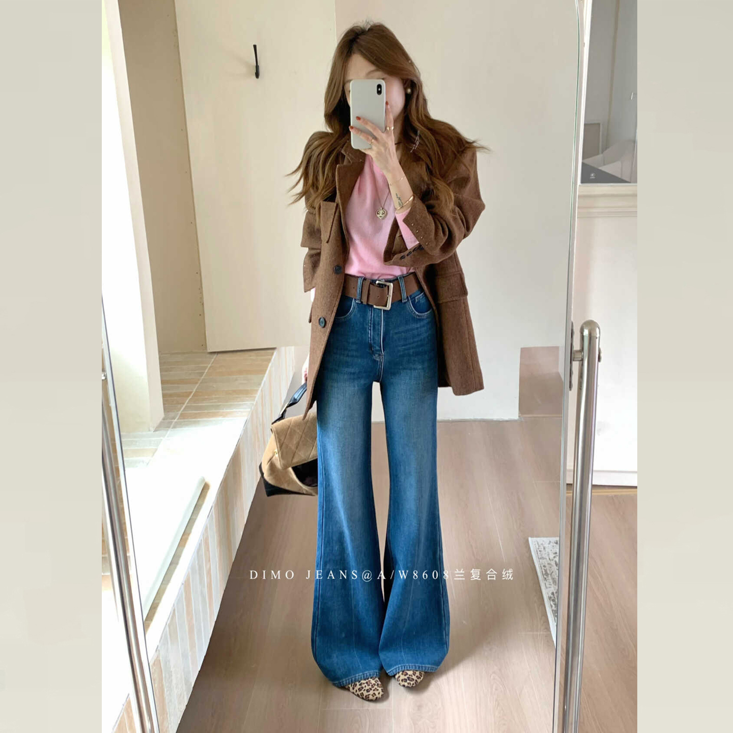 版型超好看的蓝色加绒微喇牛仔裤