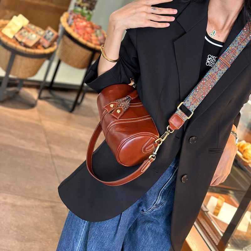官方正品真皮圆筒包女2025新款百搭腋下单肩包牛皮枕头包高级感休
