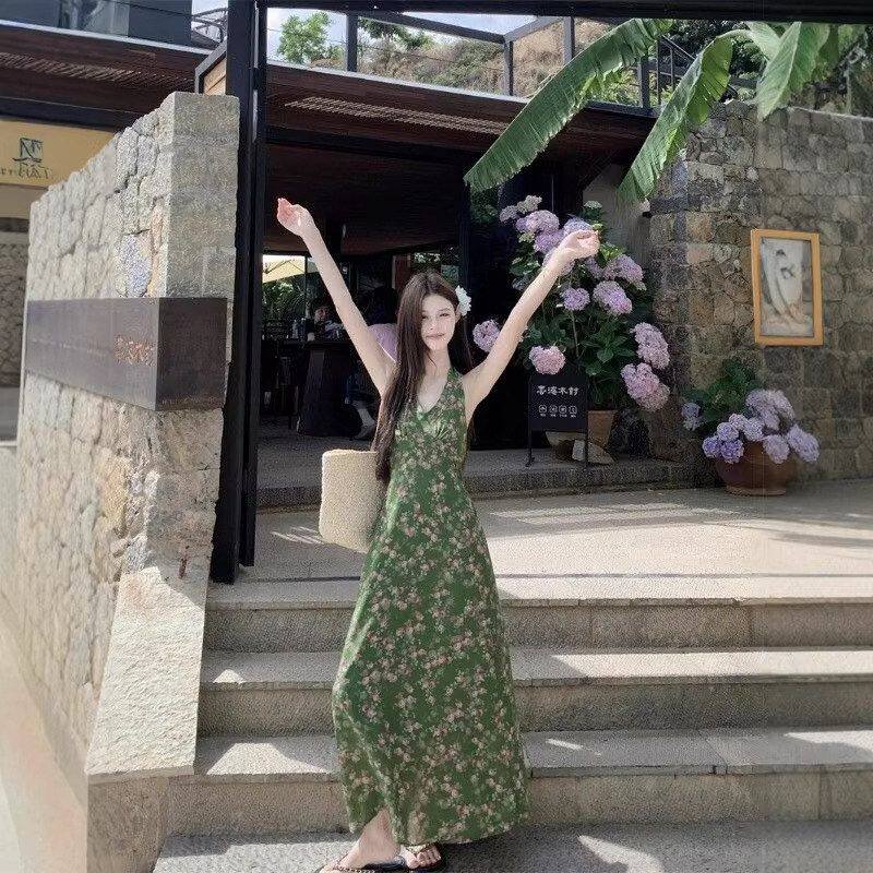 复古绿色碎花挂脖连衣裙女夏季法式度假风裙子v领收腰气质a字长裙