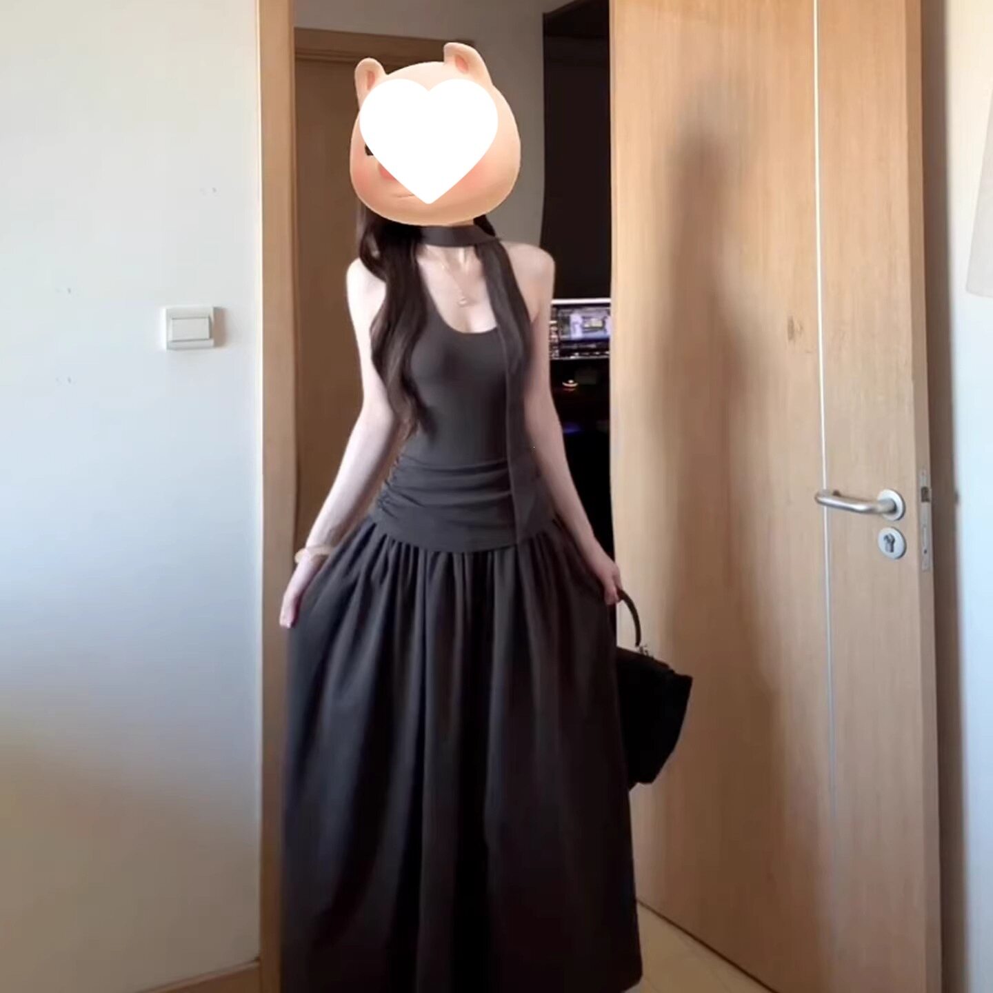 法式深灰色吊带连衣裙子女2026新款修身显瘦收腰设计感褶皱长裙