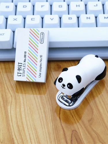 Симпатичная мультипликационная панда мини -бронирование машина Дети Портативная маленькая машина для бронирования. Студенческие канцелярские товары.