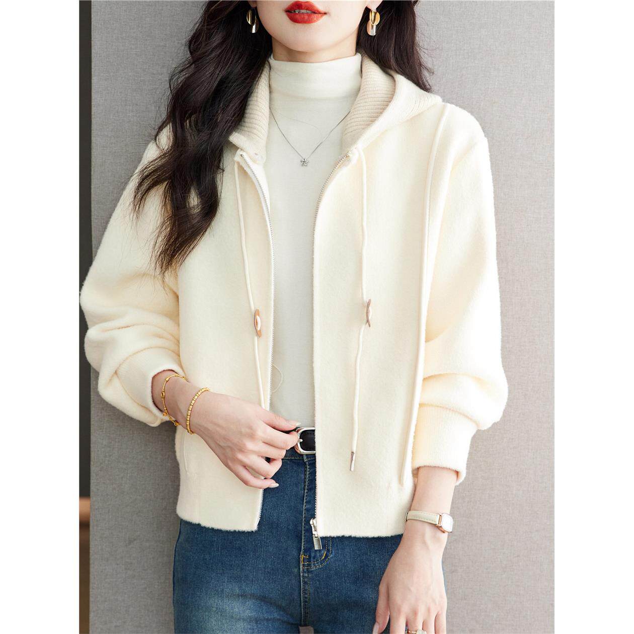 连帽白色卫衣外套女短款秋装2025新款爆款休闲开衫春秋宽松棒球服