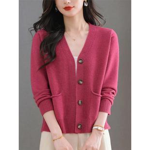 玫瑰红V领针织开衫女春秋新款优雅时尚单排扣口袋毛衣外套上衣潮