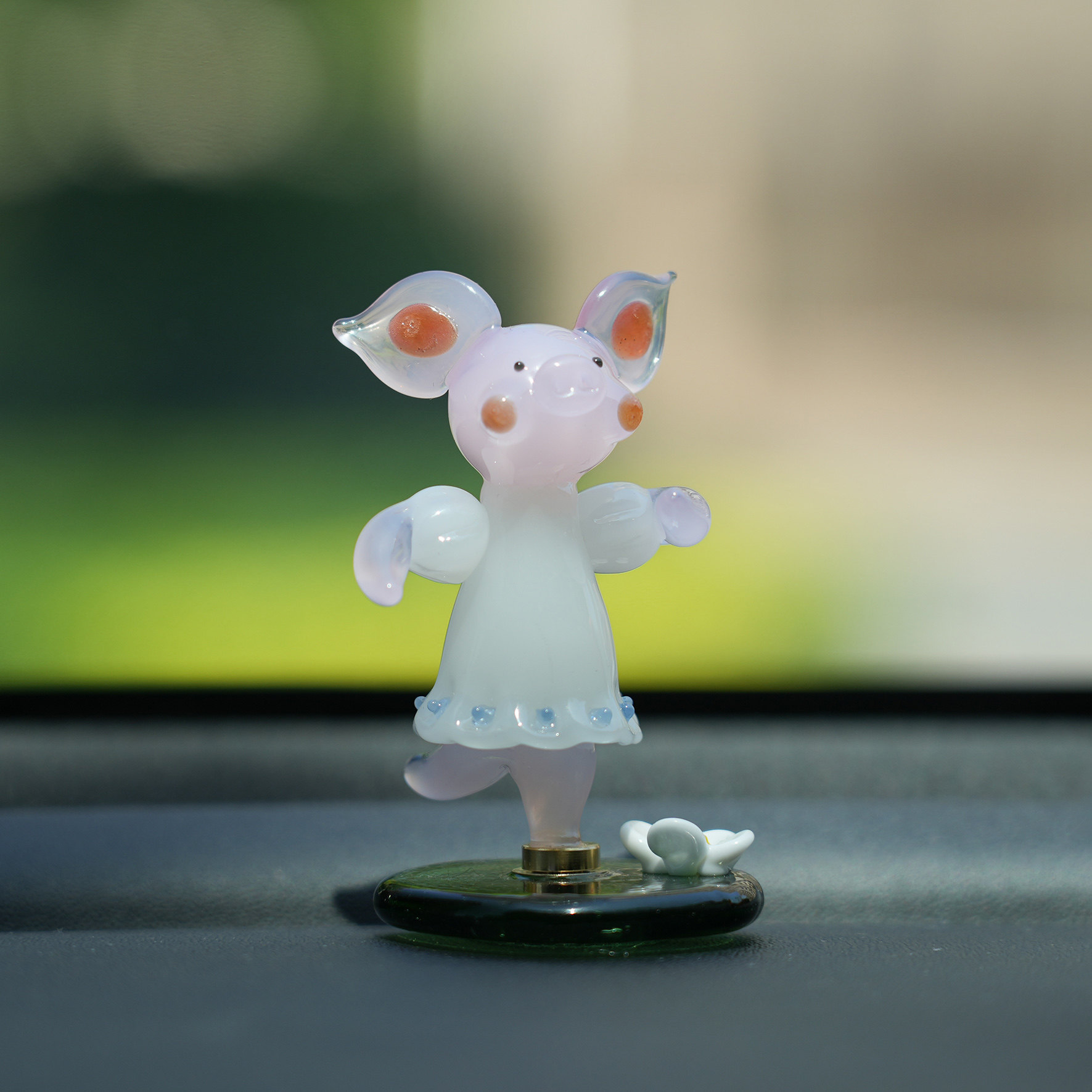 琉璃手作旋转跳舞小猪车载摆件