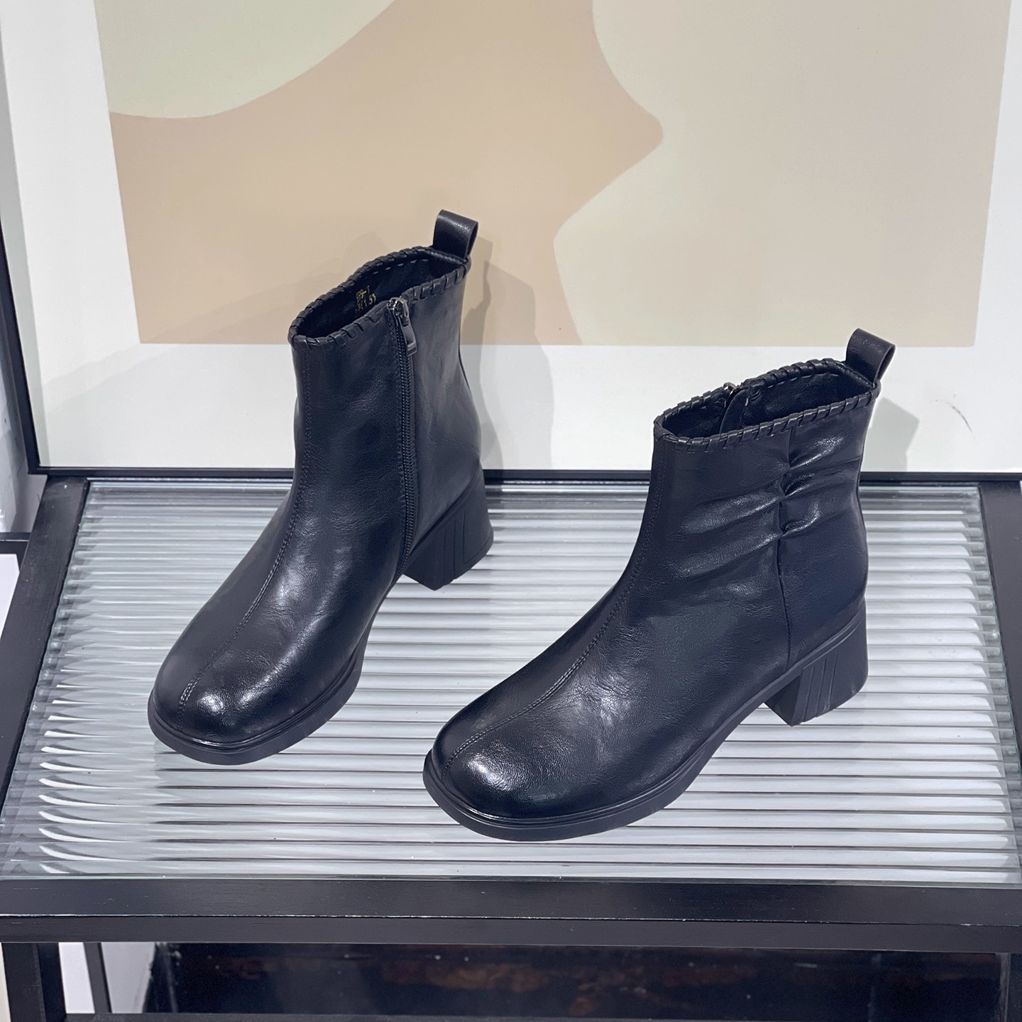 2026年英伦风真皮方头短靴女粗跟侧拉链百搭显瘦瘦瘦靴黑色时装靴