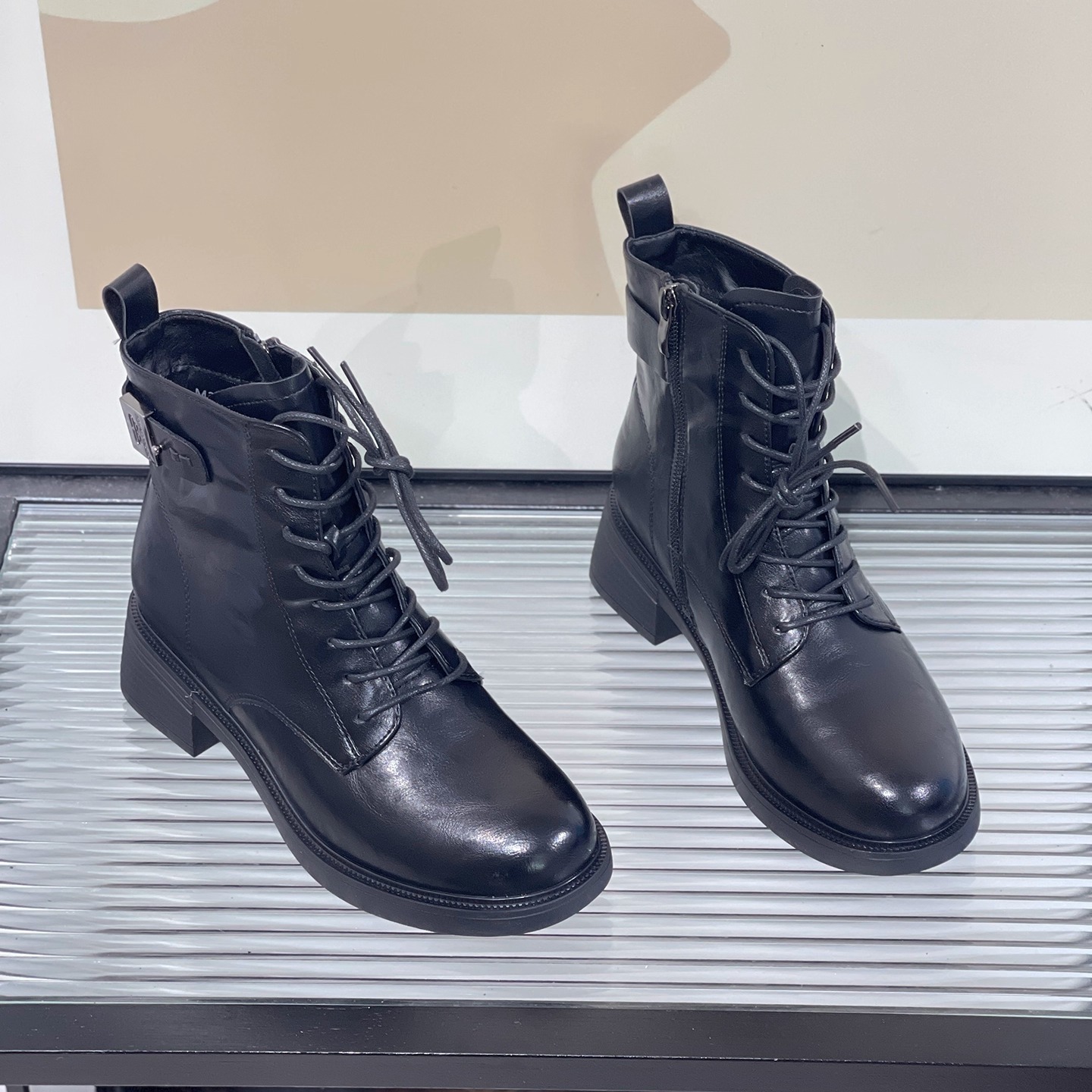 英伦风马丁靴女2025年秋冬新款黑色系带短筒系带粗跟保暖舒适短靴