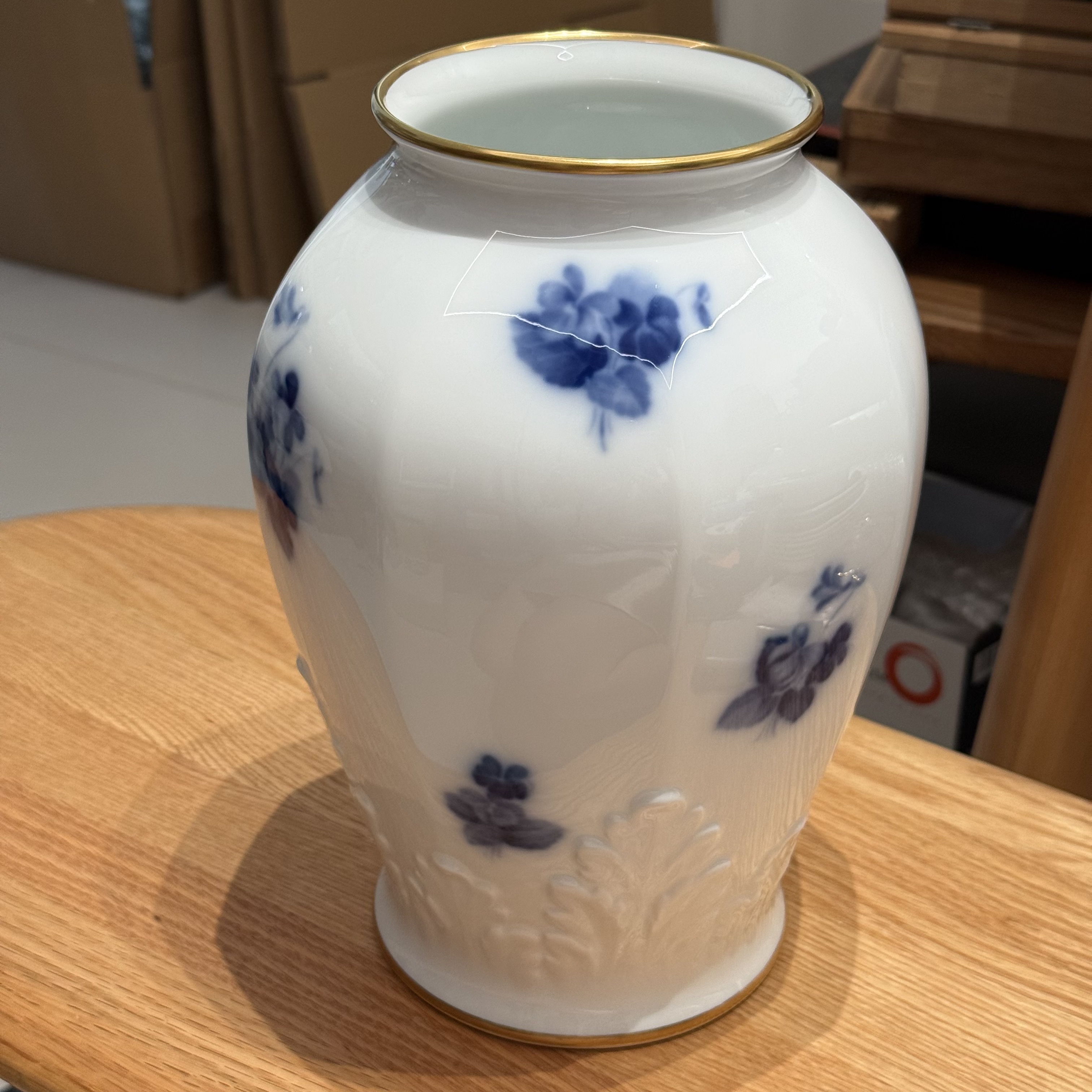 日本大仓陶园OKURA岡染手绘青花浮雕描金花瓶 27cm 近全新 保真