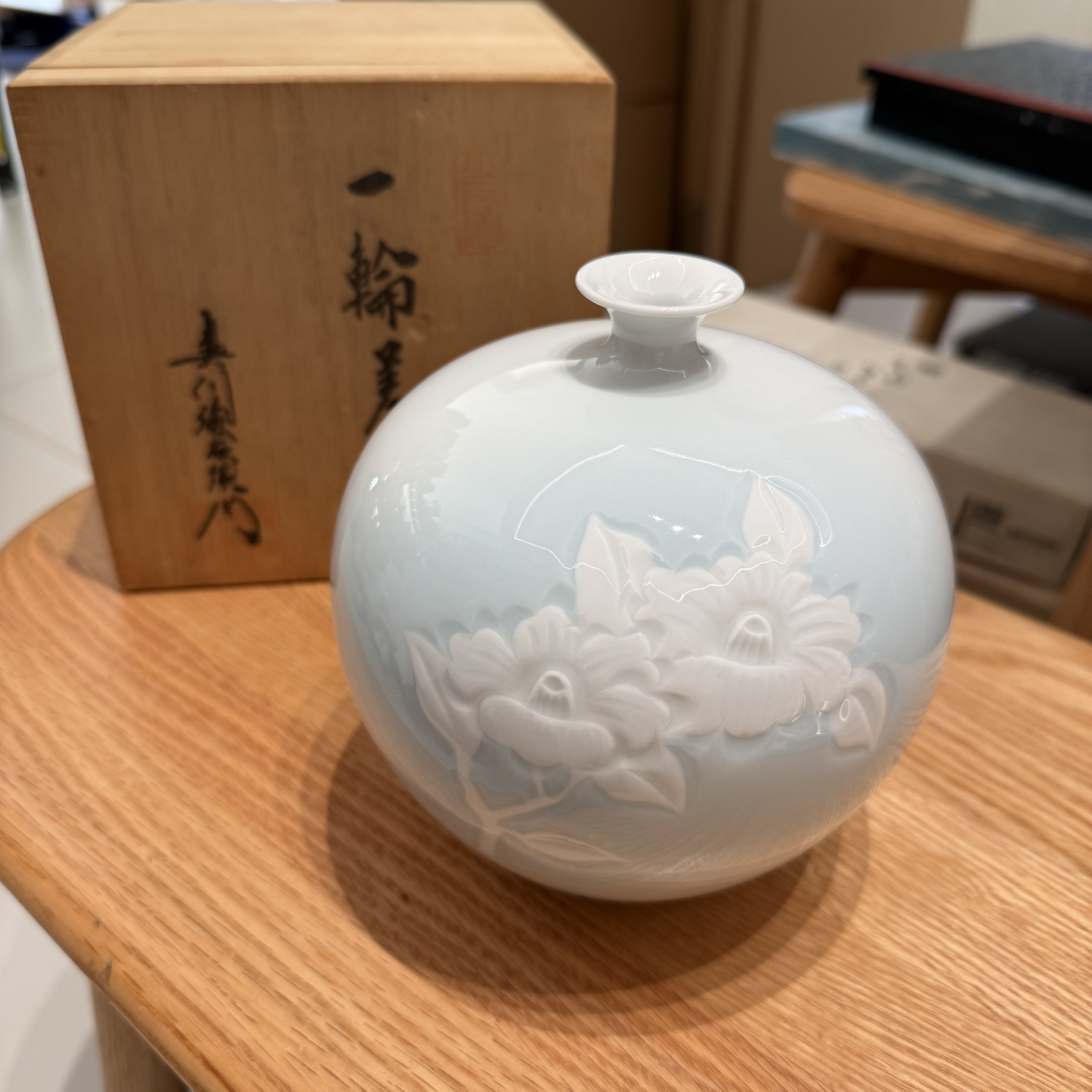 人间国宝奥川忠佑卫门渐变浮雕白瓷花瓶 温润如玉 绝美孤品 16cm