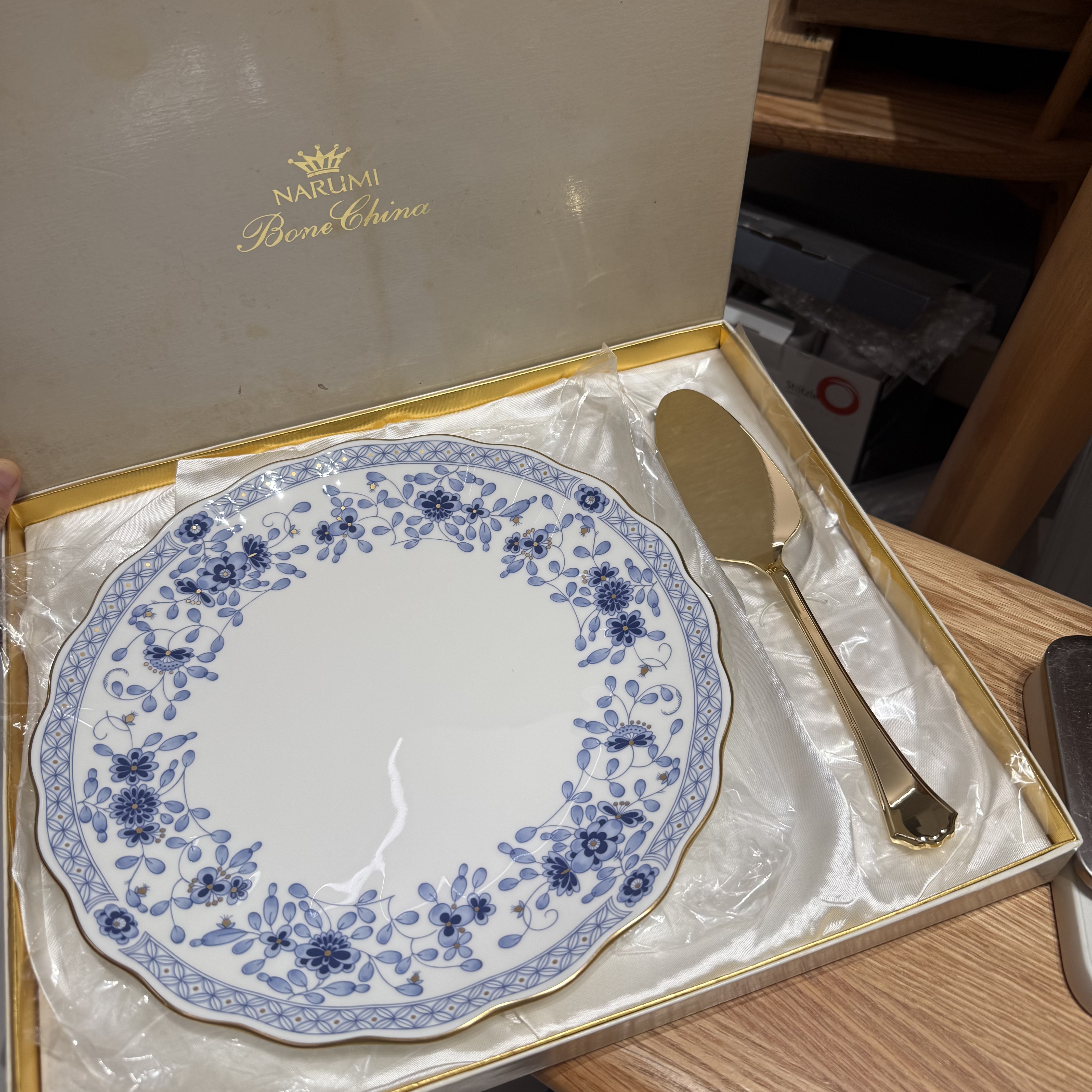 日本Narumi鸣海Milano米兰骨瓷描金葵口餐盘蛋糕盘带蛋糕刀 27cm