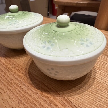 日本中古浮雕玲珑浅绿色盖杯茶杯 春字底款 2个 全新 约120ml