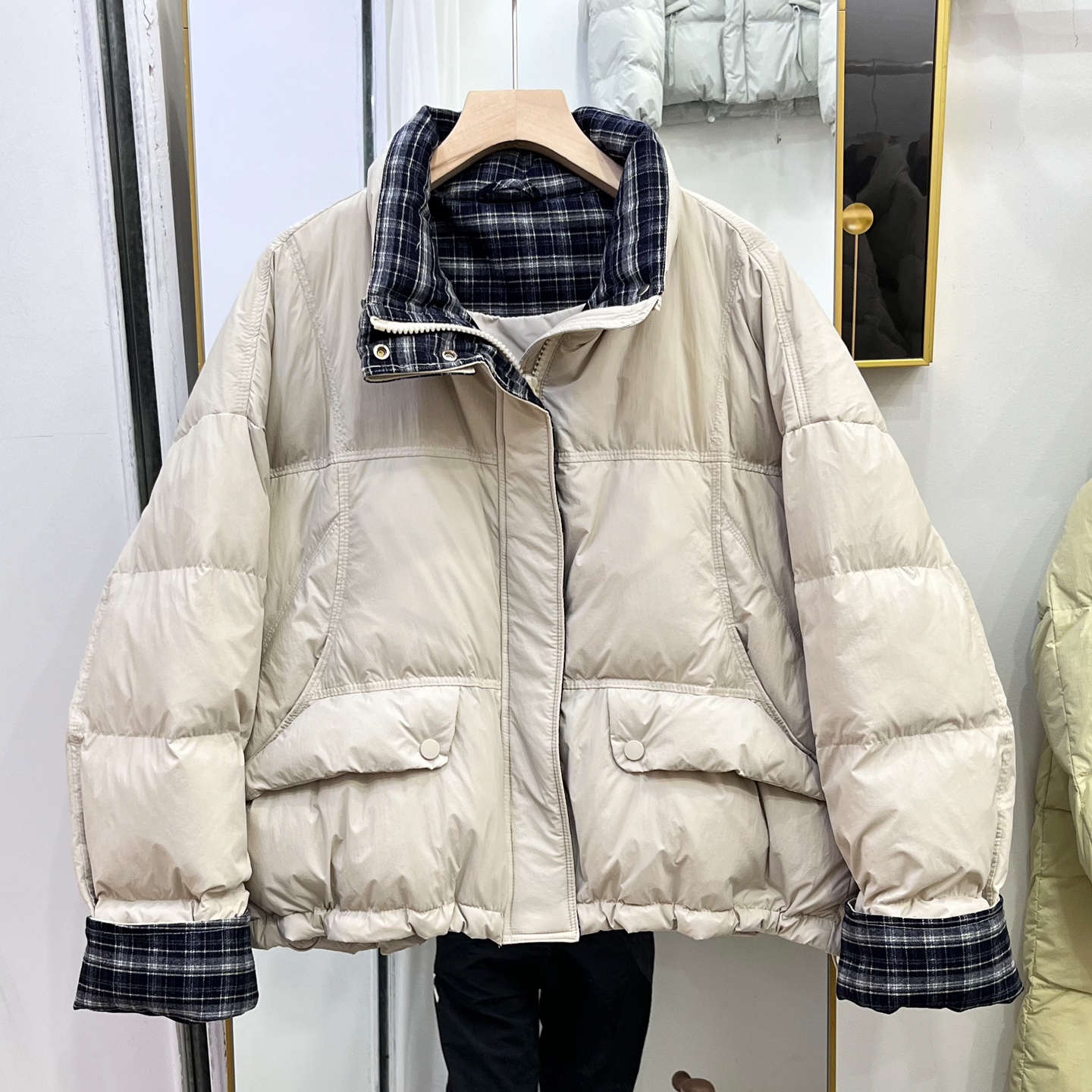2025冬装新款高级感女格纹拼接短款小个子立领羽绒服白鸭绒面包服