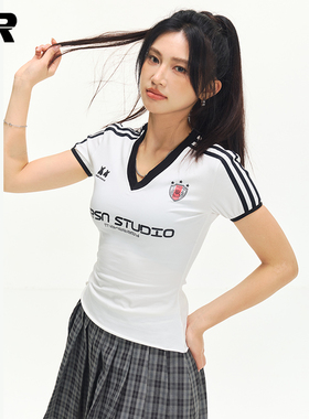 ER美式复古辣妹V领撞色印花短袖T恤女夏季运动修身显瘦高级感球衣