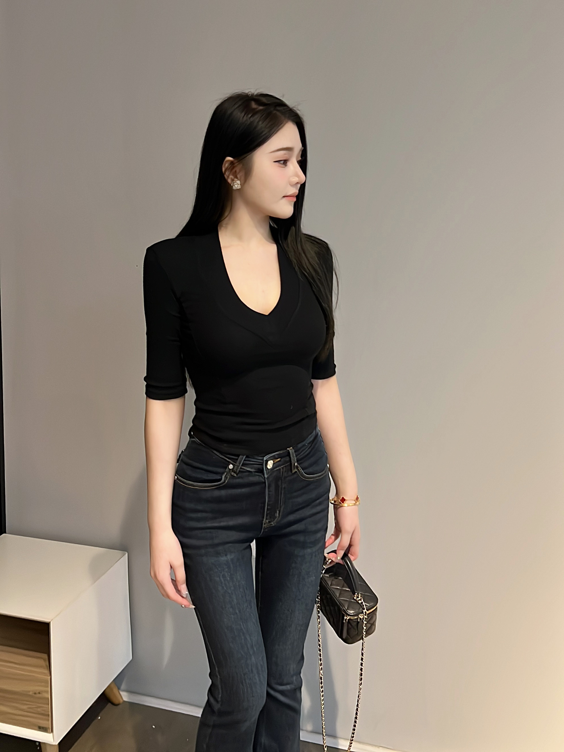 希野逸儿/高级V领垫肩短袖T恤基础款修身弹力打底衫上衣2025春夏,女装/女士精品,T恤,淘宝优惠券,粉丝福利购,淘宝优惠卷