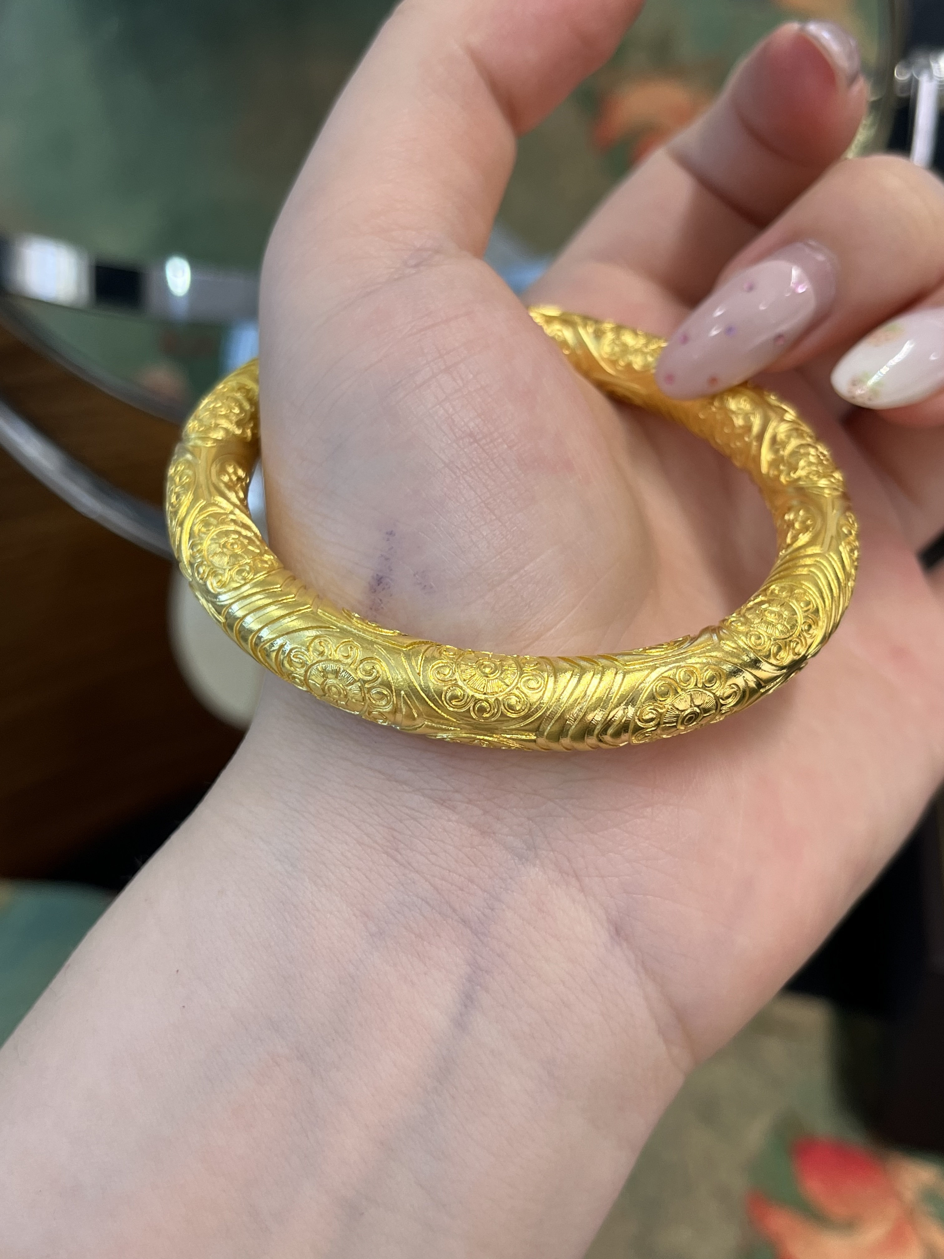 足金黄金錾刻纹路镯送女友礼物