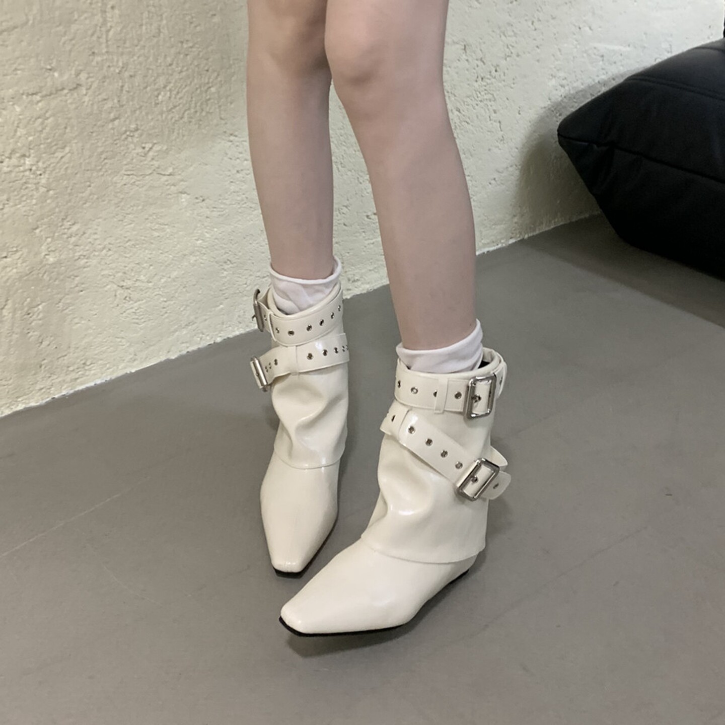 内增高韩版皮带扣短靴女2026秋冬新款裤管靴方头机车靴铆钉时装靴