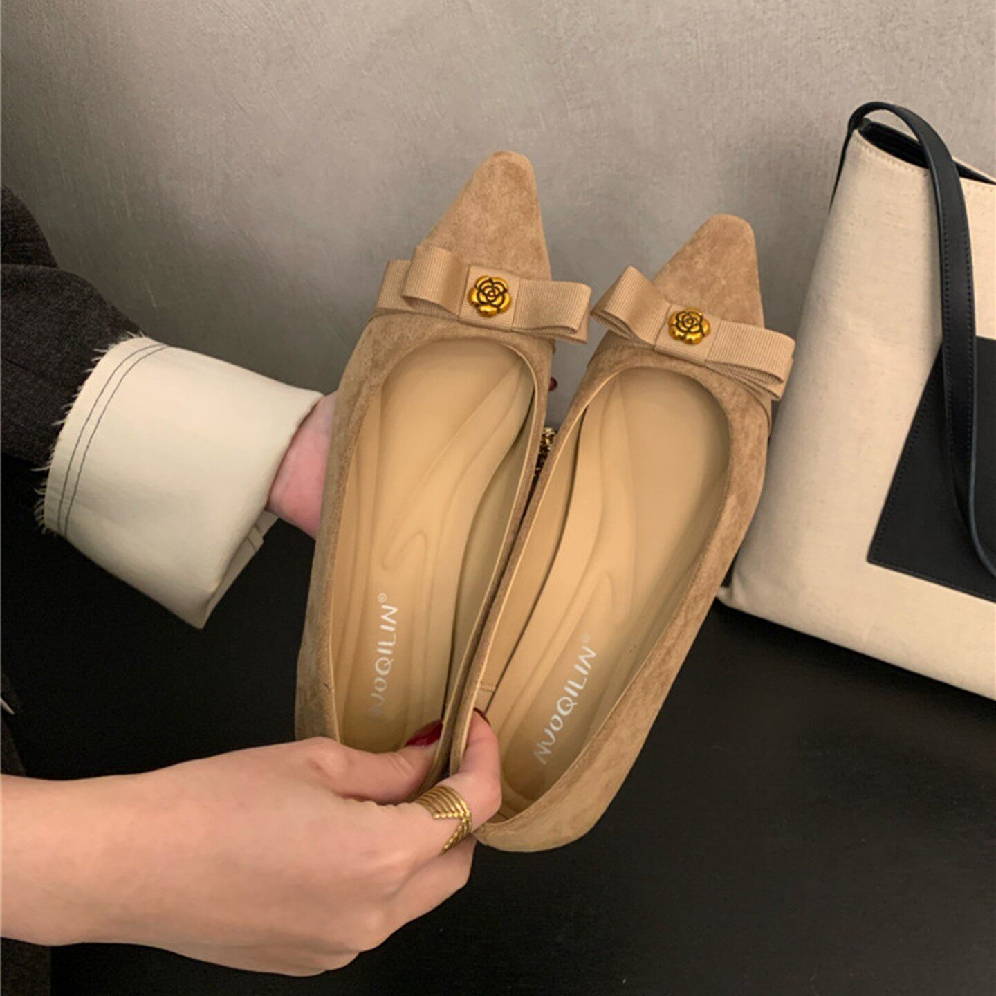 法式粗跟山茶花绒面尖头包鞋女2026春季新款一脚蹬蝴蝶结通勤鞋女