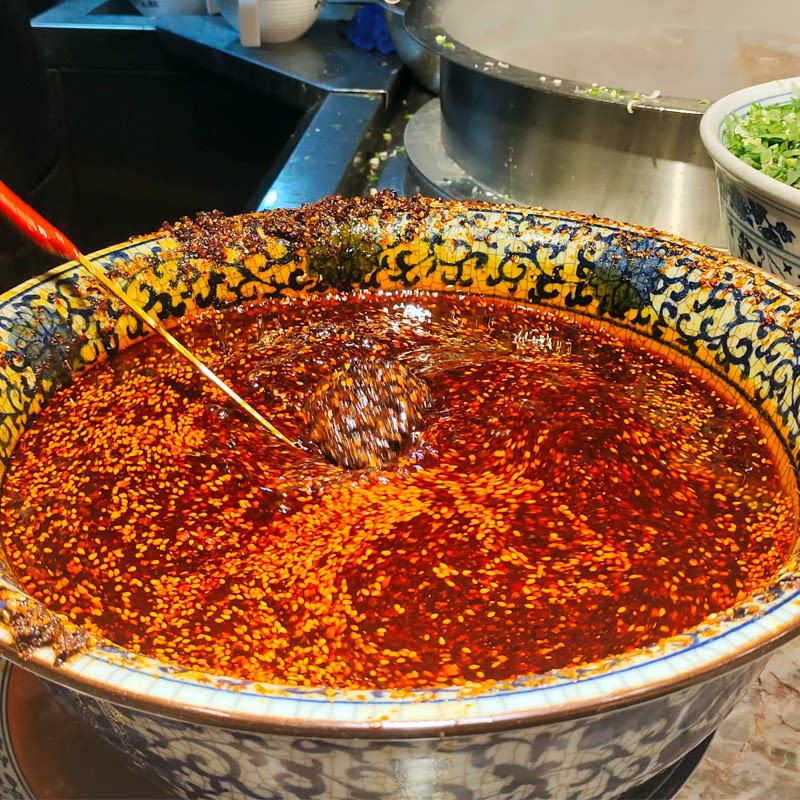 兰州牛肉面馆辣椒油天水麻辣烫红油正宗马三洋芋片香辣酱油泼辣子