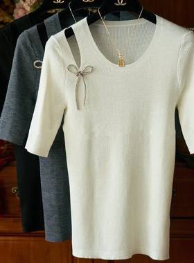 自带撩人属性 小性感挖空露肩蝴蝶结水钻坑条中袖针织衫O07038