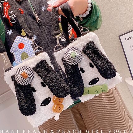 HD11242A03黑白撞色羊羔毛小狗斜挎包可爱卡通秋冬单肩包包少女心