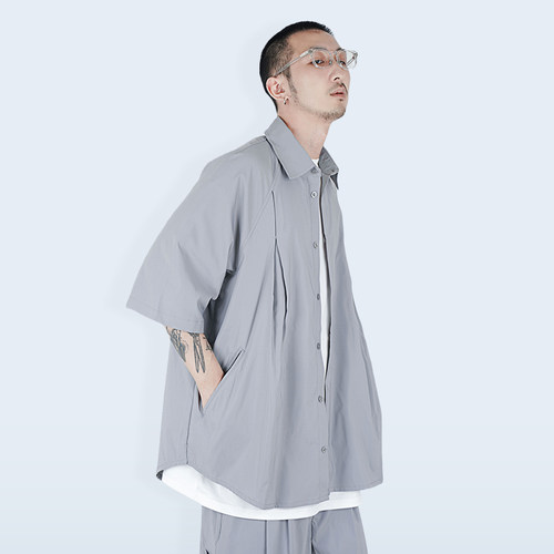 压褶裂口剪裁设计廓形短袖衬衫