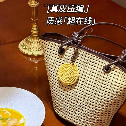 夏季新款镂空仿编织真皮水桶包