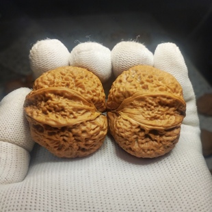 4.1云南野生异型形三棱佛眼铁核桃，文玩核桃把玩核桃