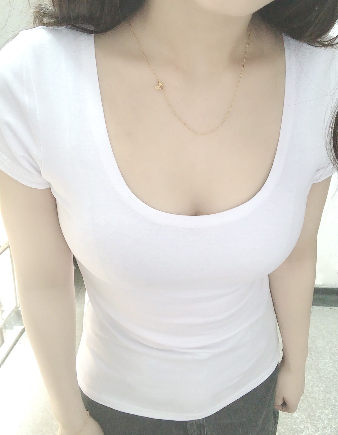 性感低胸U领短袖T恤女简约夏装新款韩版修身显瘦打底衫半袖纯棉潮
