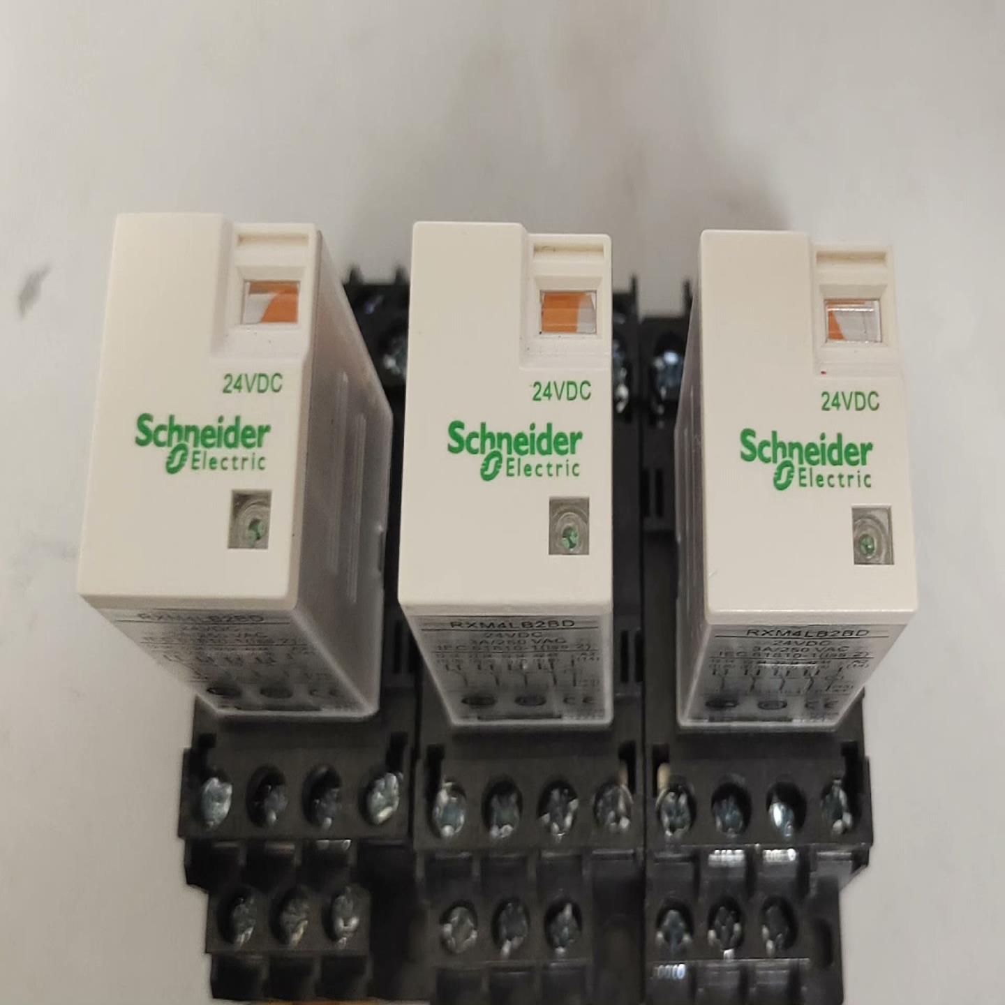 （请询价）正品原装施耐德中间继电器RXM4LB2BD