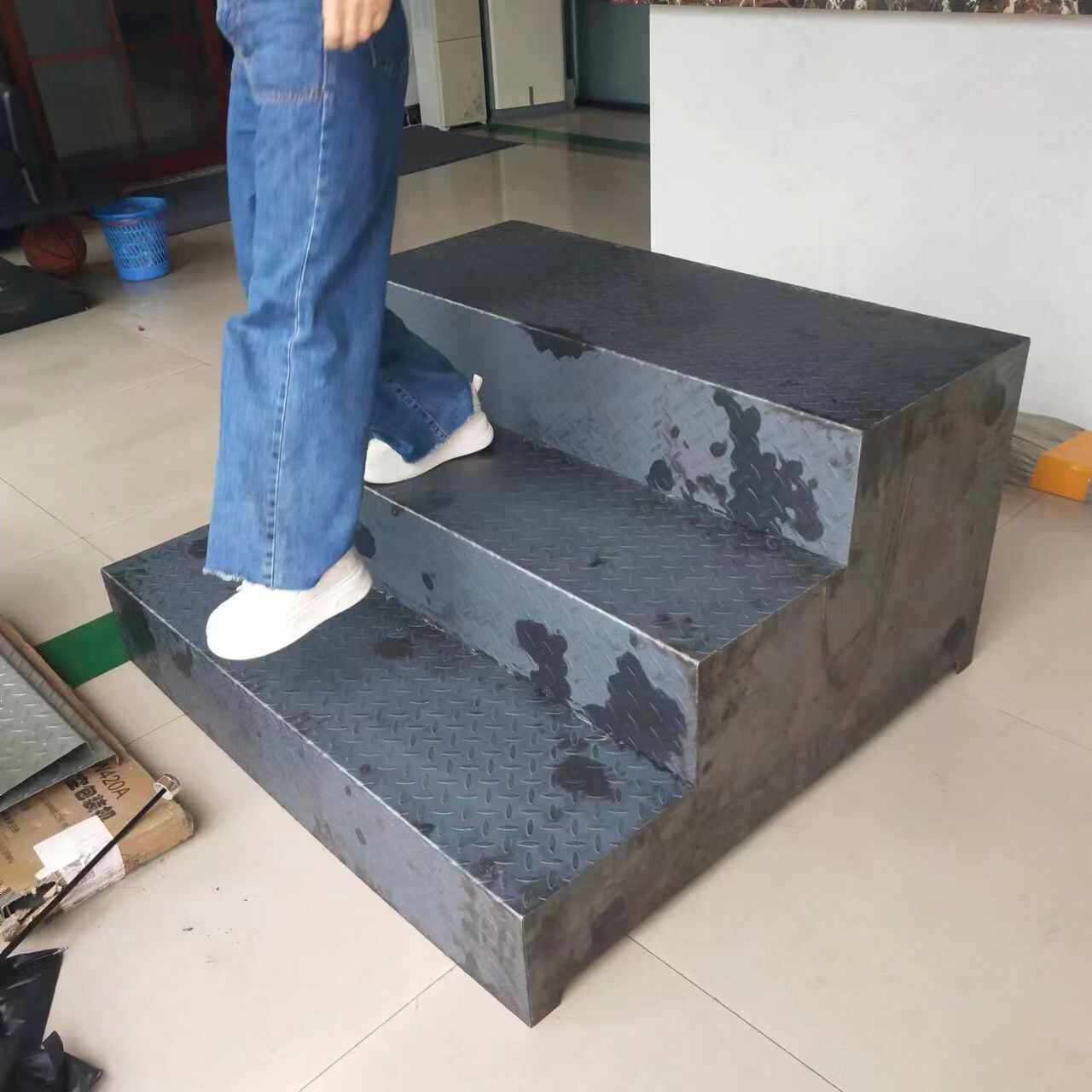钢结构花纹板防滑楼梯整梯台阶登高梯3mm 4毫米厚铁板月台上下梯
