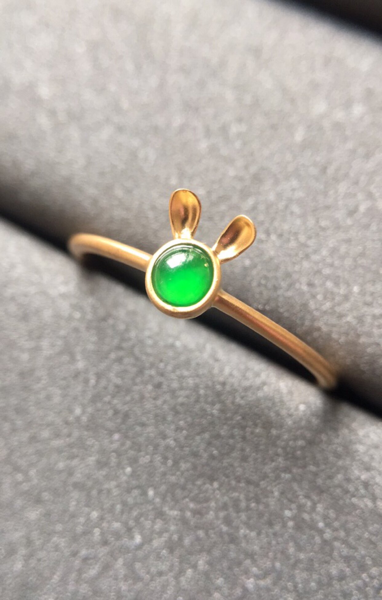 【赏】木易日辰 天然翡翠a货冰阳绿蛋面18k兔子戒指