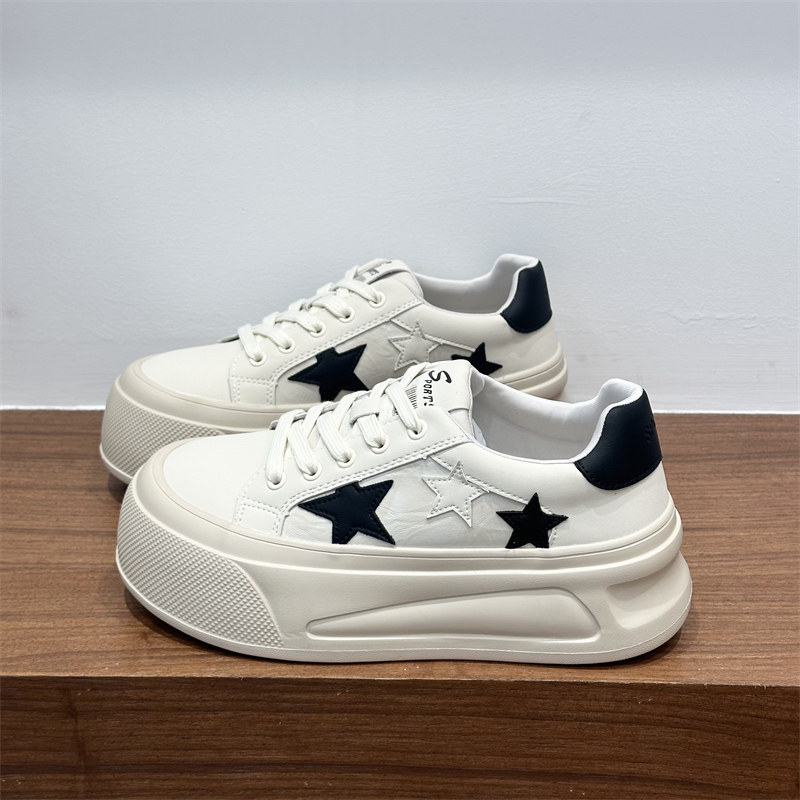SHOWGO爆款2026冬季新款厚底小白鞋休闲百搭星星女鞋大头面包鞋潮