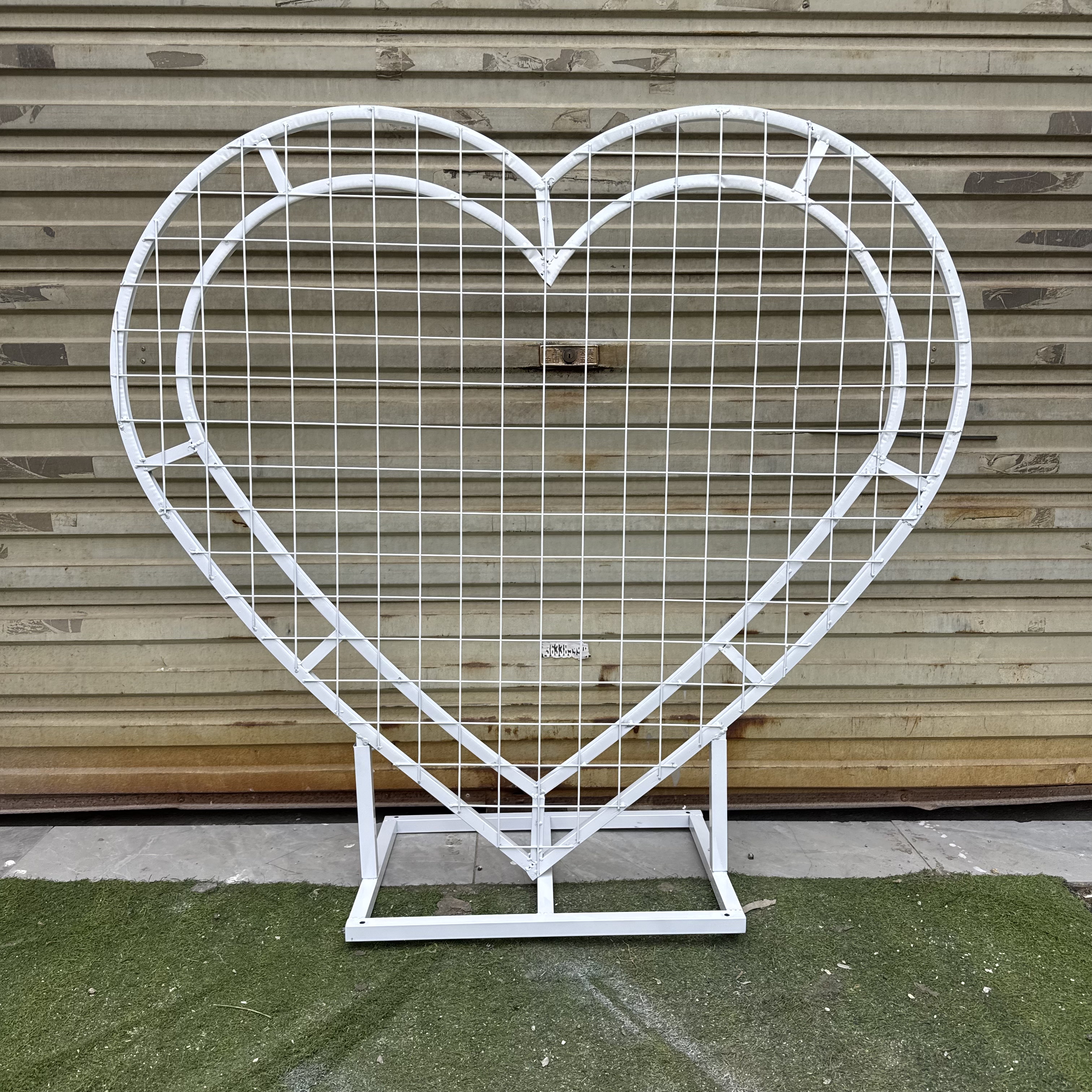 美陈打卡拍照背景墙爱心形网格门店花艺架子婚礼心形拱门求婚浪漫