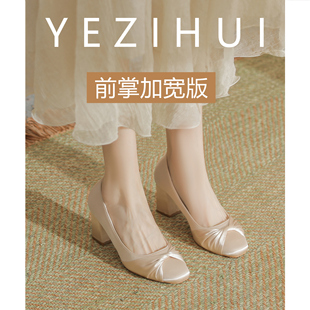 方头粗跟单鞋女通勤高跟鞋大码加肥加宽不累脚女鞋宽胖脚小香风鞋