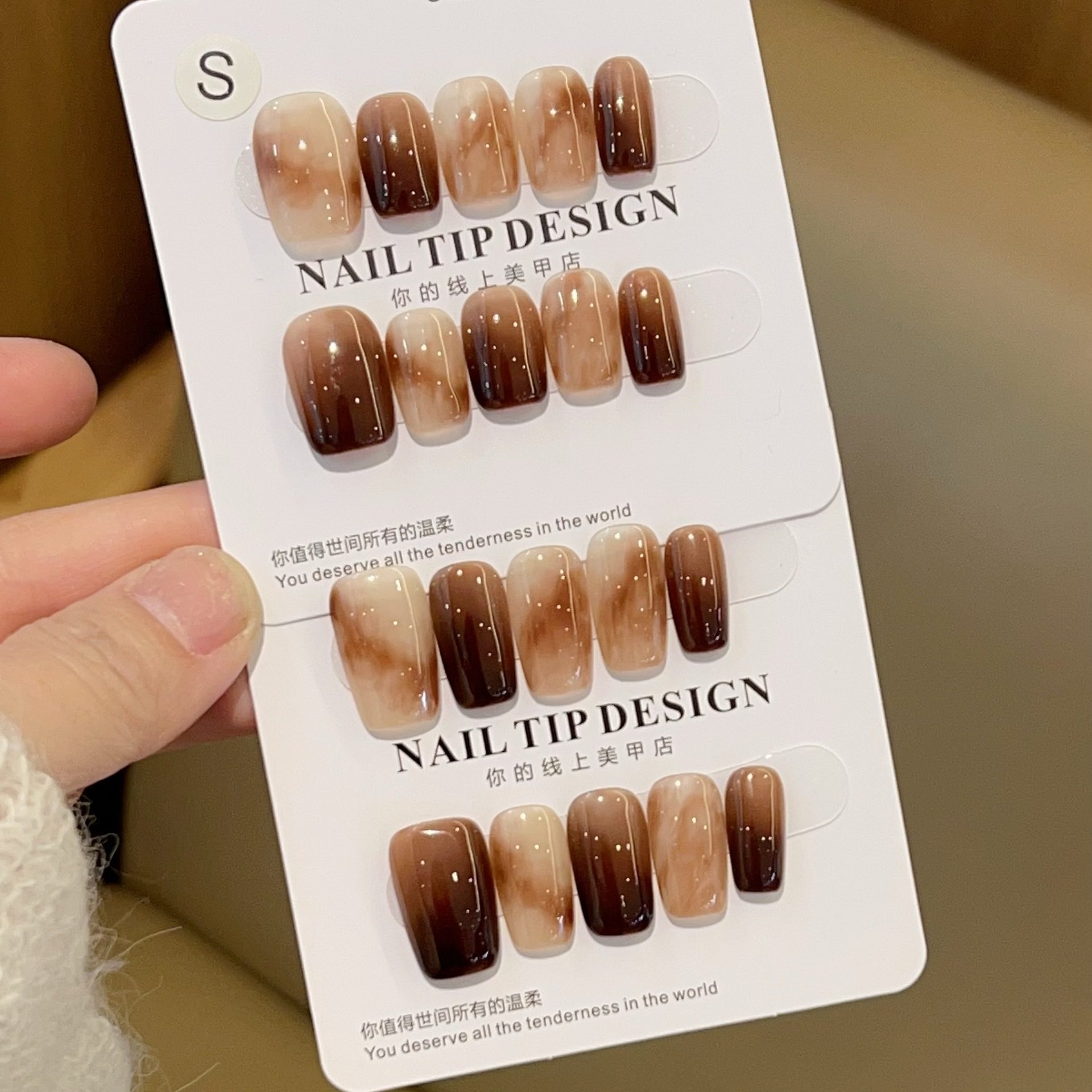 赤茶纯手工穿戴甲2025新款秋冬琥珀晕染短款美拉德棕色美甲