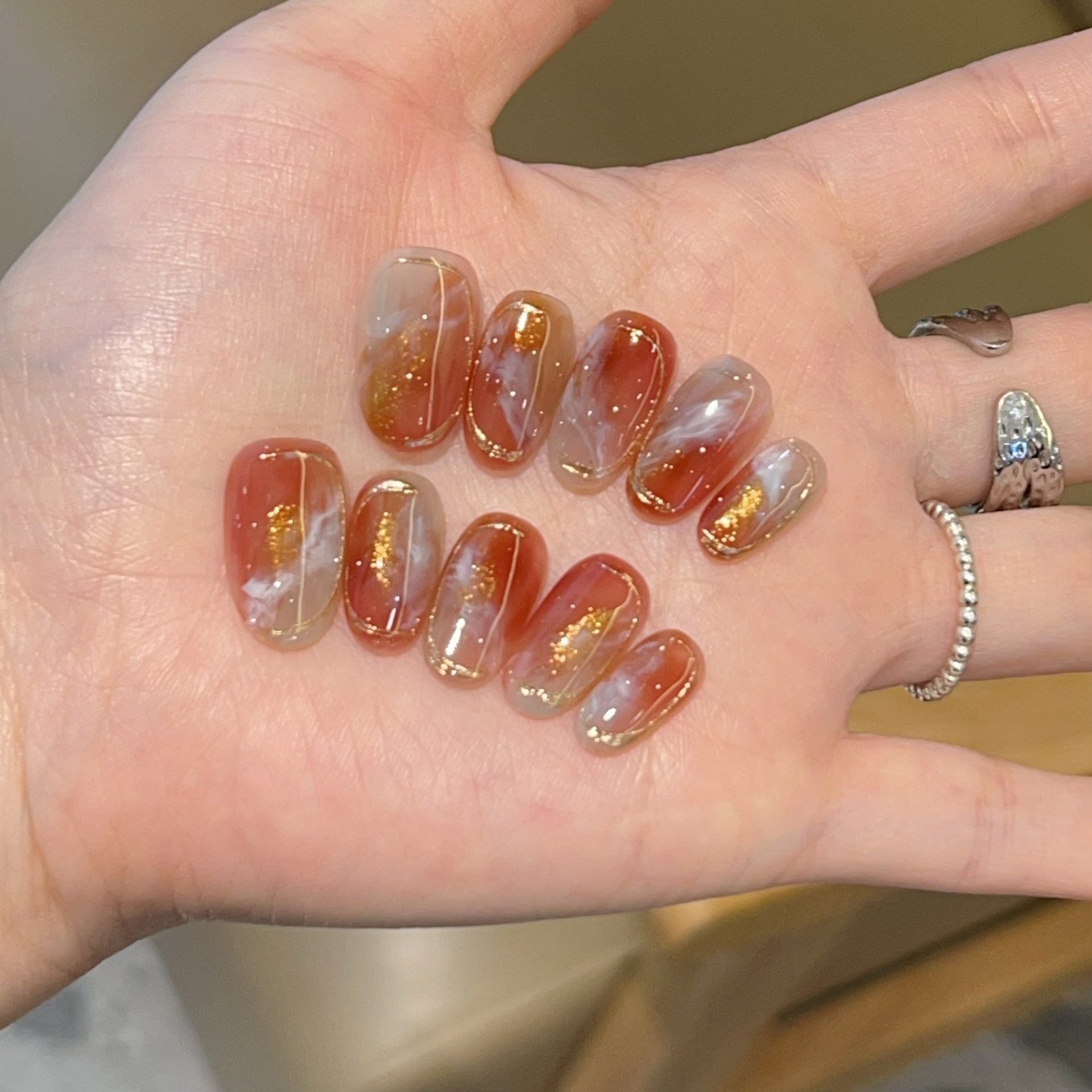 红韵琉璃美拉德美甲多层次琥珀晕染短款2026秋冬新款纯手工穿戴甲,彩妆/香水/美妆工具,穿戴甲/甲片,淘宝优惠券,粉丝福利购,淘宝优惠卷