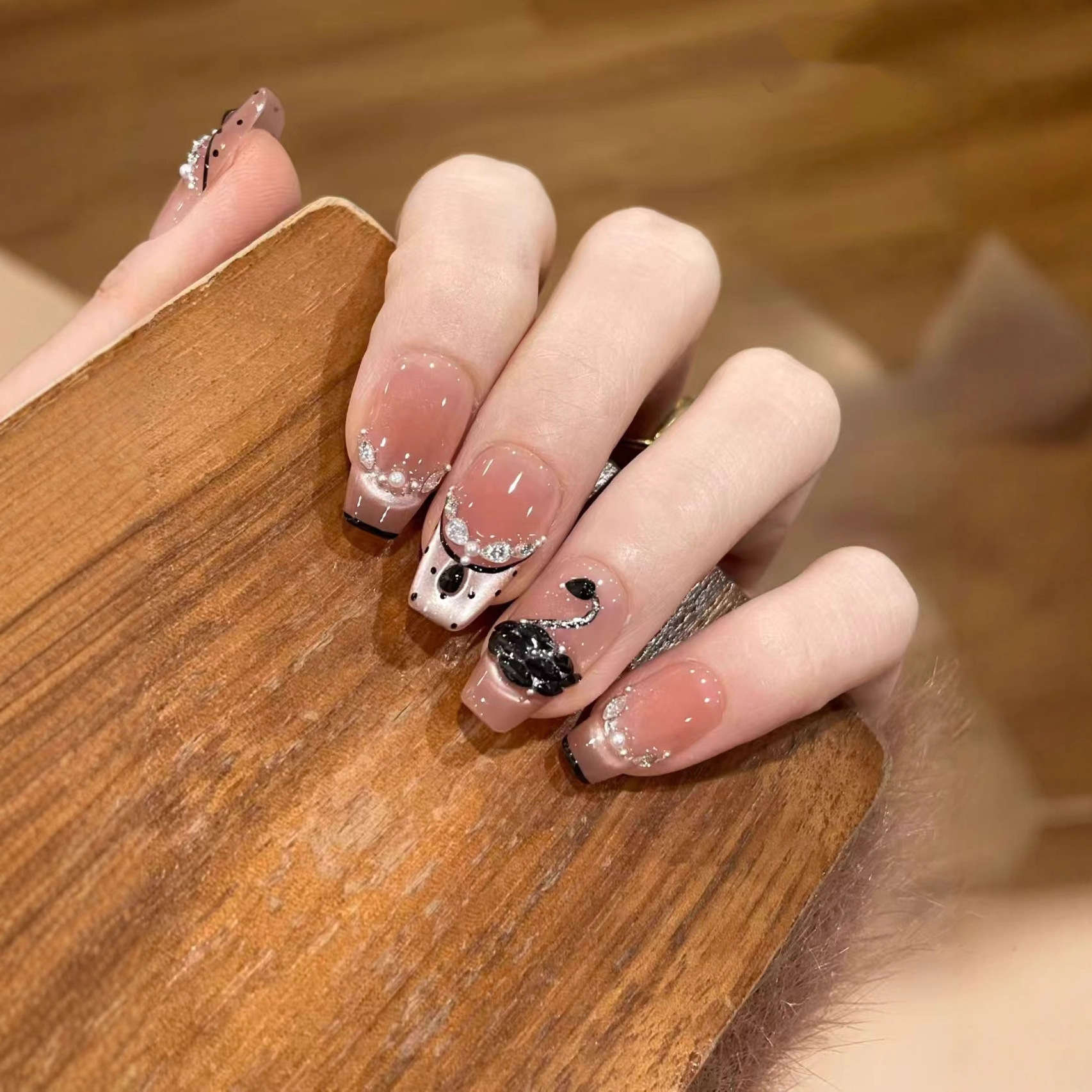 黑天鹅纯手工穿戴甲新款气质猫眼法式碎钻爆闪甲片短款感波点美甲