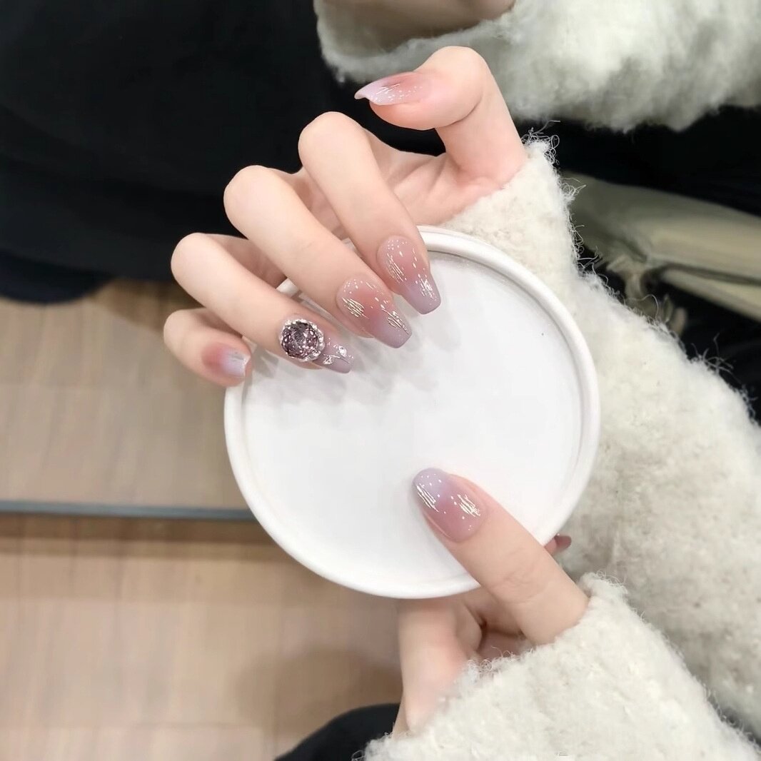 紫玫瑰手工穿戴甲鎏金线条感搭配钻气质猫眼爆闪甲片温柔显白美甲