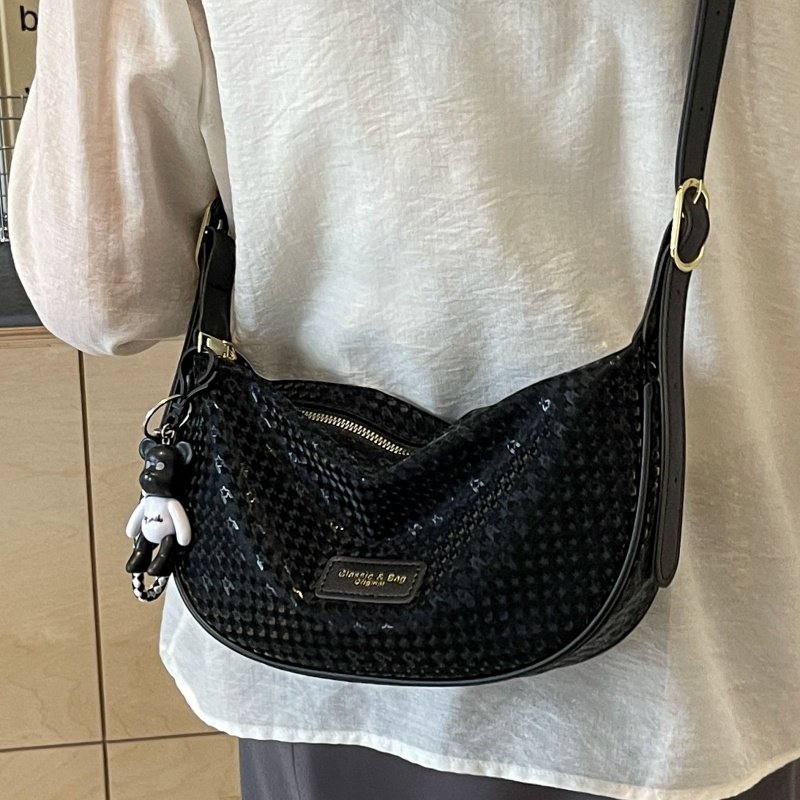 高级感斜挎包包女夏2025新款时尚百搭休闲饺子包大容量通勤单肩包