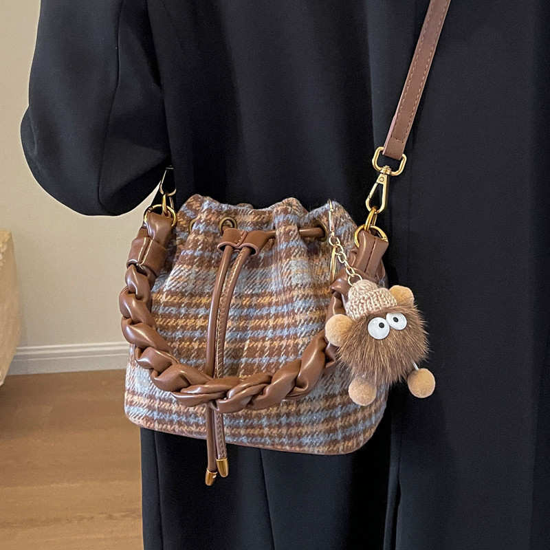 手提新款毛呢水桶包雅莱仕质感