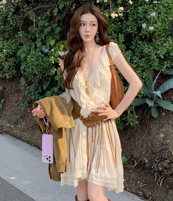 一枝南南 法式重工/雪纺木耳边V领蕾丝叠层松弛度假风吊带连衣裙