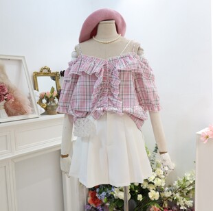 粉色荷叶边吊带上衣2026夏季法式少女风一字领露肩短袖格子衬衫女
