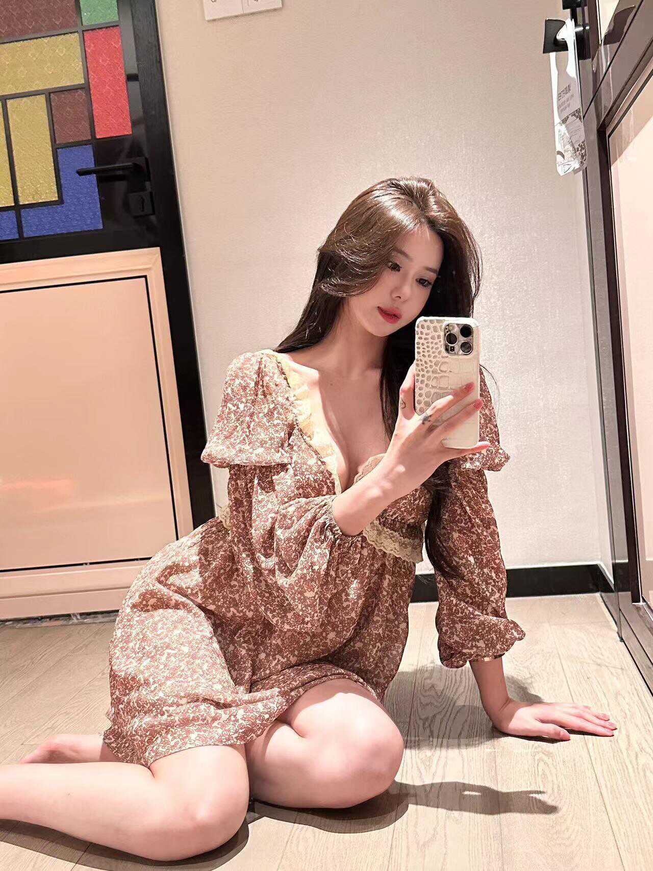 纯欲V领蕾丝拼接碎花露背连衣裙