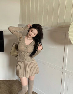 纯欲系女友毛衣套装女显瘦V领燕麦色针织开衫上衣高腰百褶半身裙